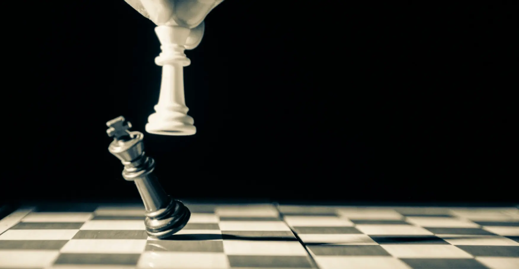 チェスの駒が倒される瞬間のイメージ