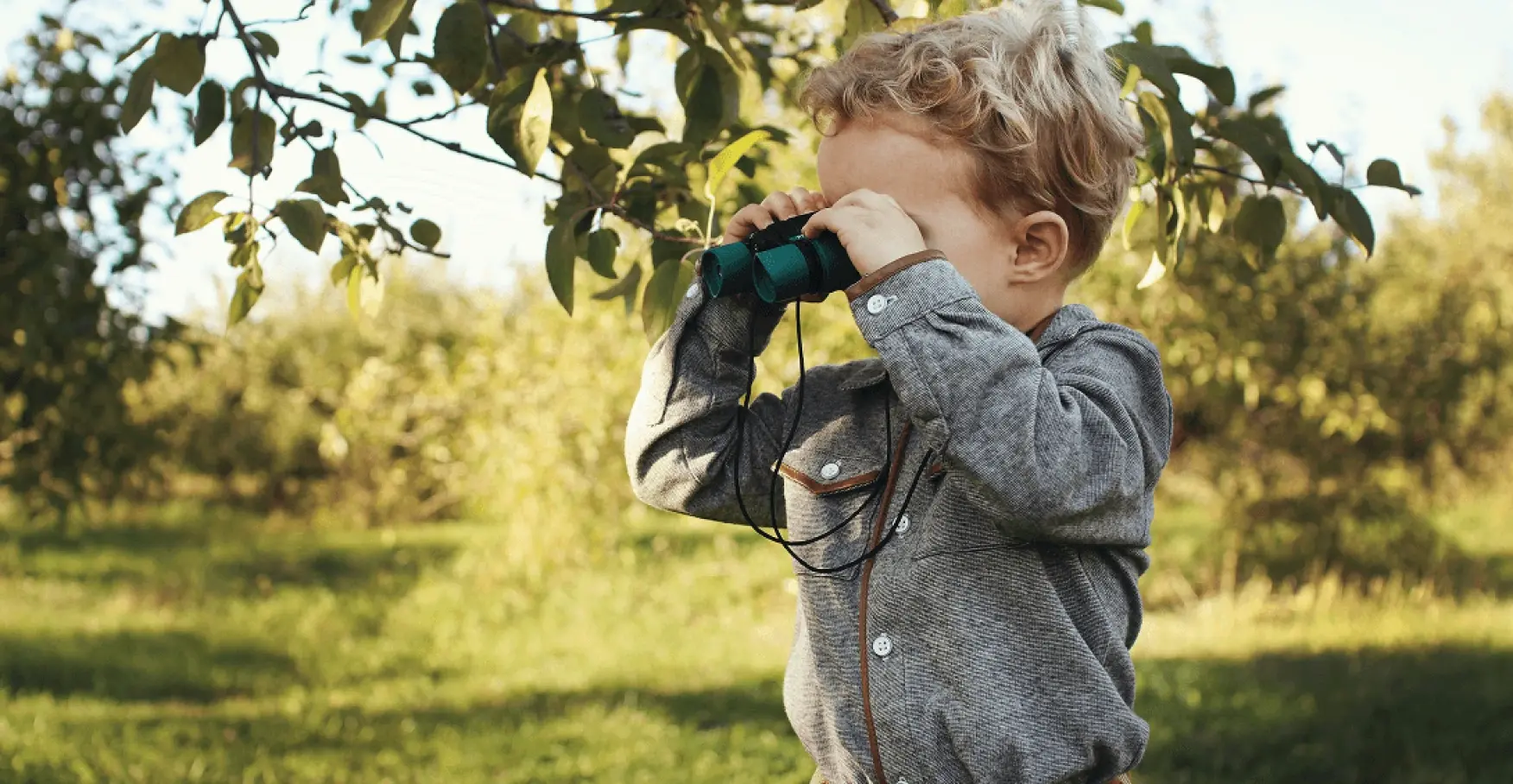 双眼鏡で遠くをのぞき込む子どものイメージ