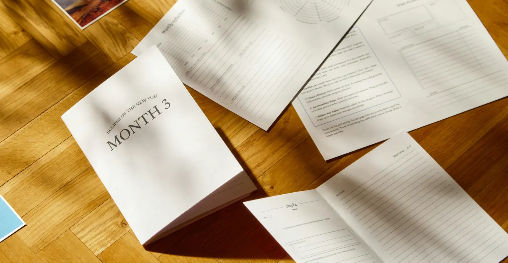 床に広げられたノートや書類のイメージ