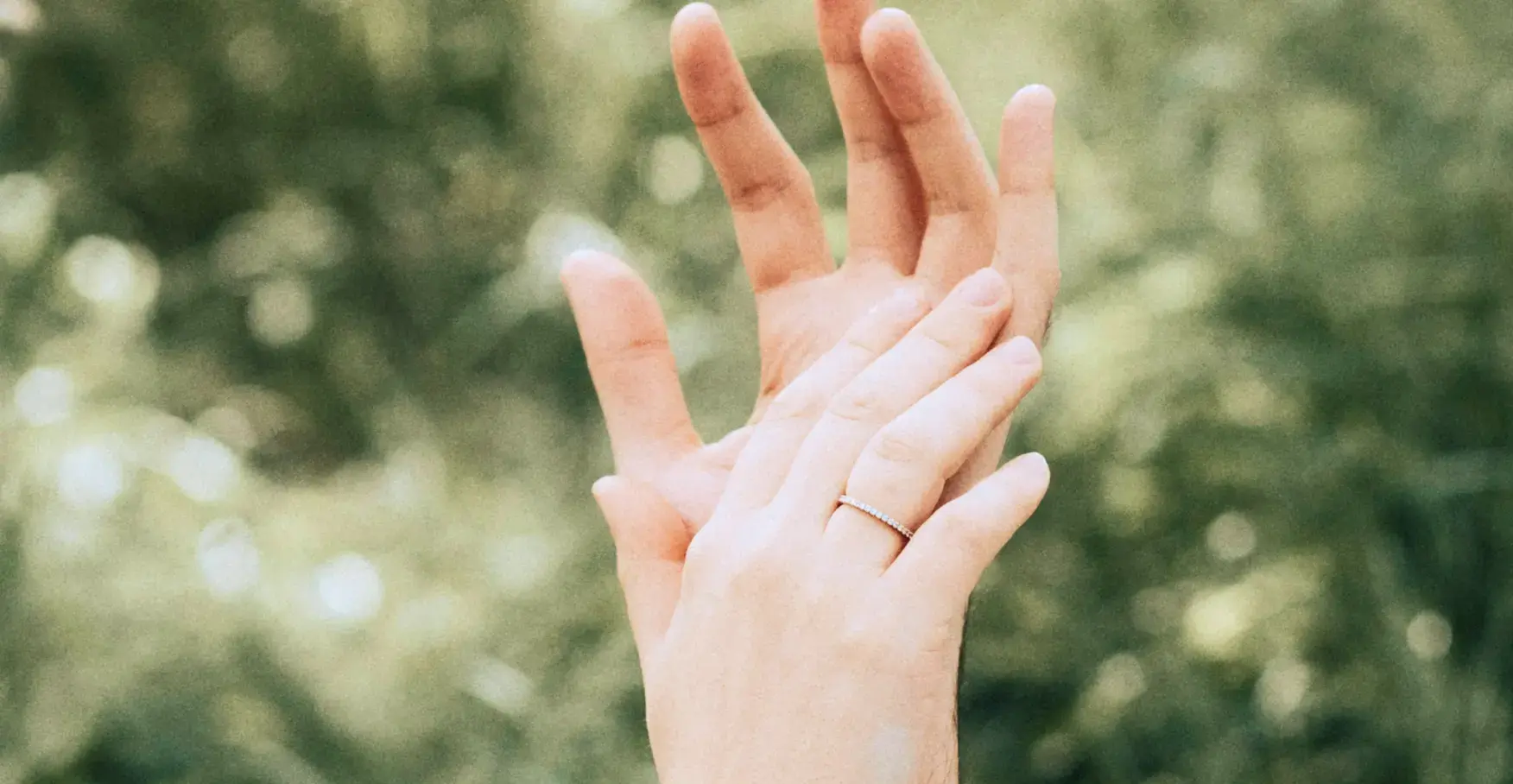 手を重ねる二人の姿が寄り添いを象徴する