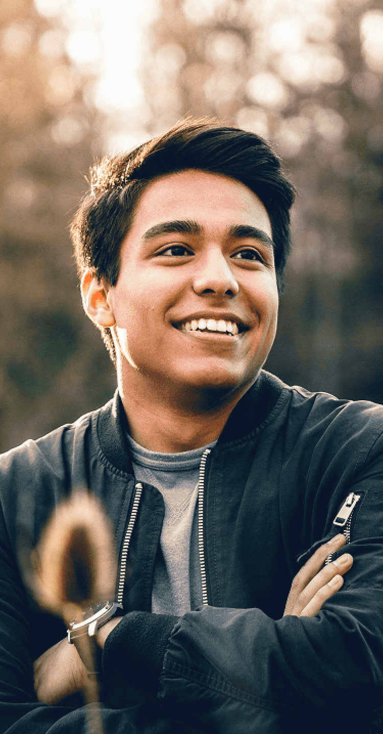 夕日に照らされて微笑む青年のイメージ