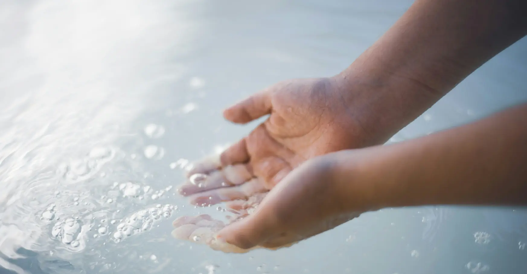 水にそっと手を浸す様子