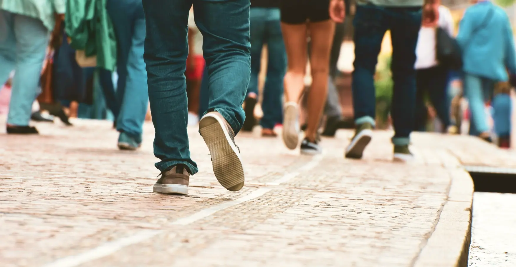 街中を多くの人が歩く足元のイメージ