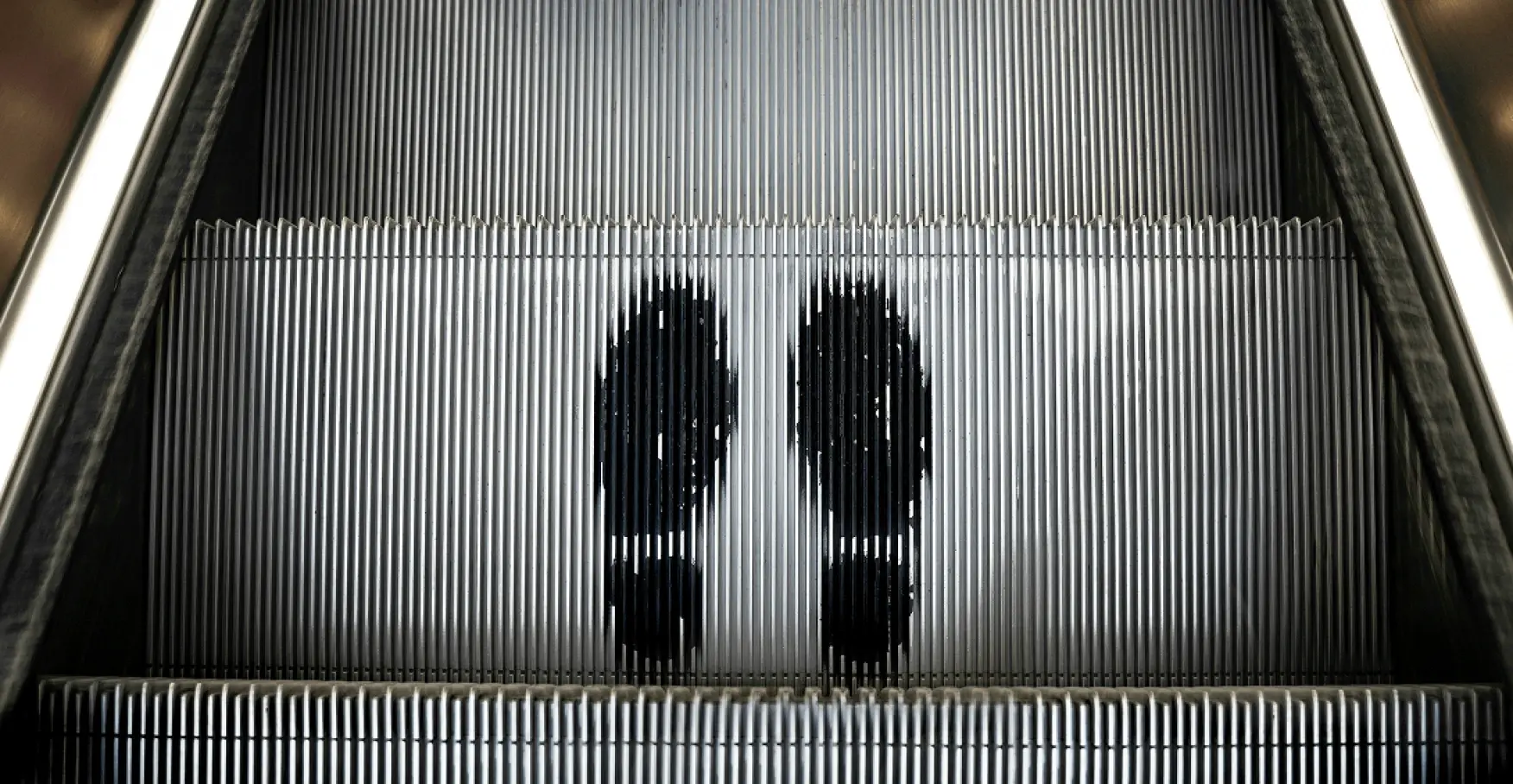 エスカレーターの足元位置を示す足形マークのイメージ